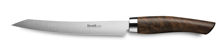 Ein Nesmuk Soul Slicer 160 Küchenmesser aus rostfreiem Stahl mit poliertem Holzgriff, isoliert auf weißem Hintergrund.