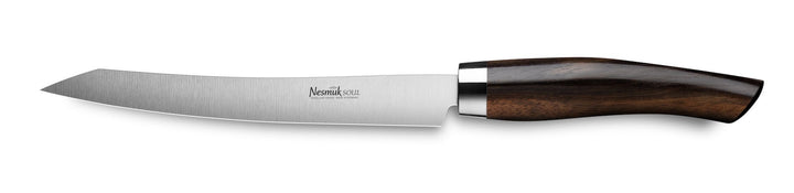 Ein Nesmuk Soul Slicer 160 aus Edelstahl mit gebogener Klinge und poliertem Holzgriff auf weißem Hintergrund.