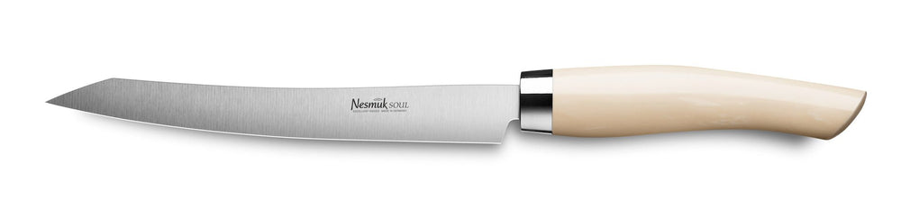 Ein Nesmuk Soul Slicer 160 Küchenmesser aus Edelstahl mit cremefarbenem Griff auf weißem Hintergrund.