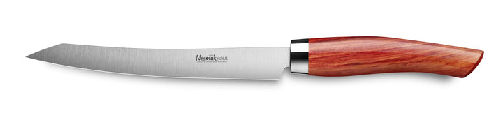 Ein Nesmuk Soul Slicer 160 mit einer Klinge aus rostfreiem Stahl und einem polierten Holzgriff auf weißem Hintergrund.