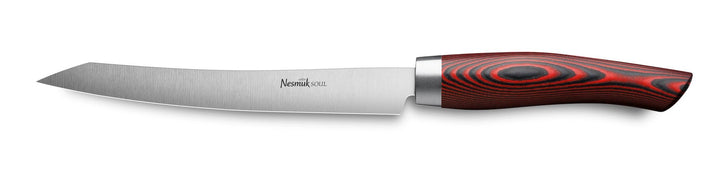 Ein Nesmuk Soul Slicer 160 aus Edelstahl mit einem konturierten, rot-schwarz laminierten Griff auf weißem Hintergrund.