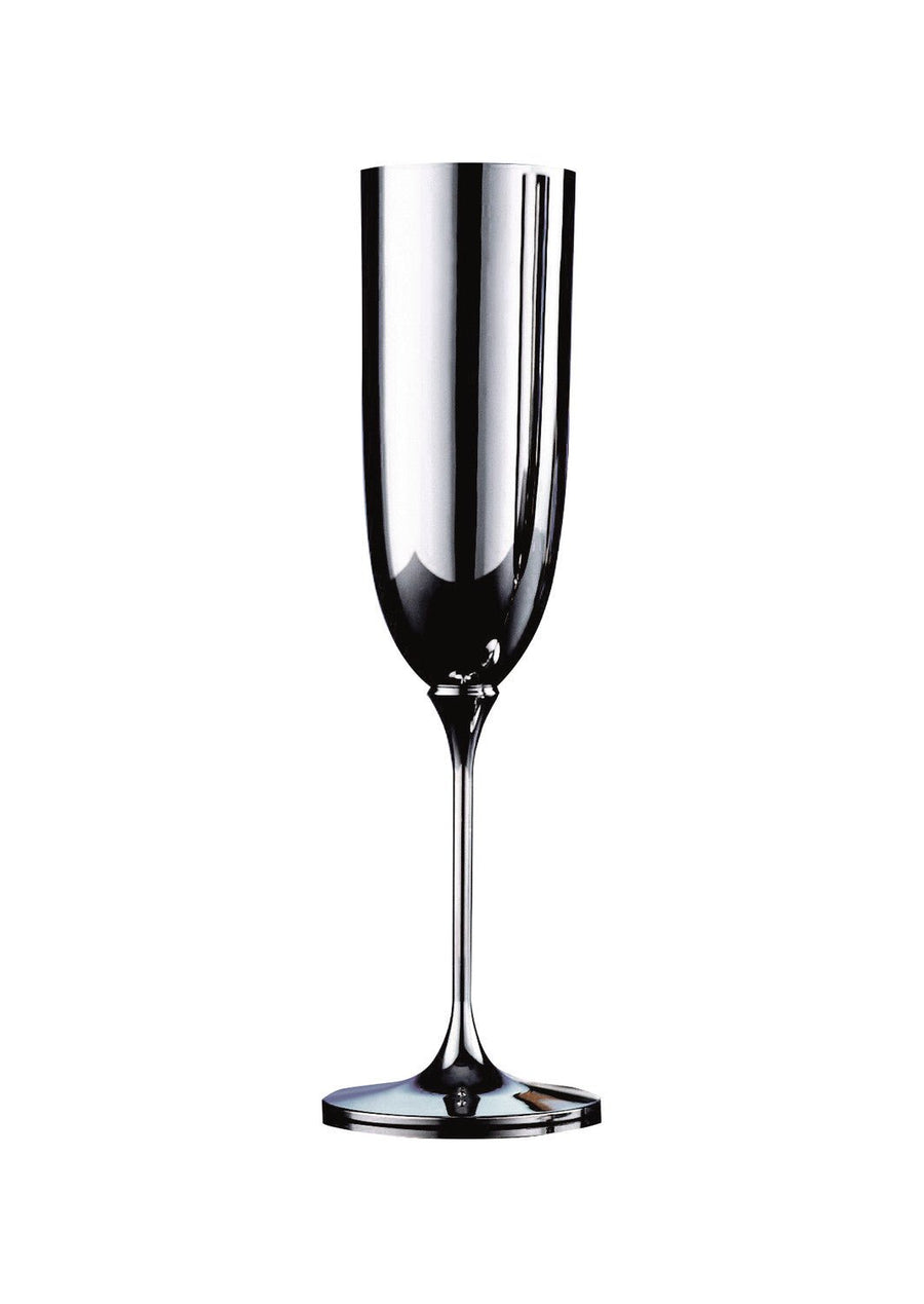 Ein leerer, klarer Robbe & Berking Champagnerkelch Alta aus der Alta Kollektion mit langem Stiel und spiegelnder Oberfläche, isoliert auf weißem Hintergrund.