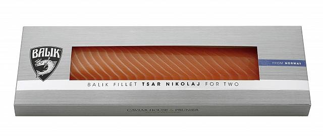 Ein verpacktes Caviar House Prunier Balik Filet Tsar Nikolaj für zwei aus Norwegen, präsentiert als Luxus-Lebensmittelprodukt in einer Metallbox mit transparentem Fenster, das das Räucherlachs zeigt.