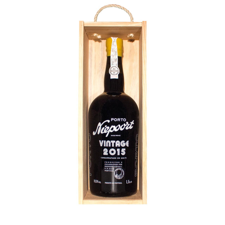 Eine Flasche Niepoort Vintage Magnum 2015 1,5 l Wein, präsentiert in einer hölzernen Geschenkbox mit Seilgriff.