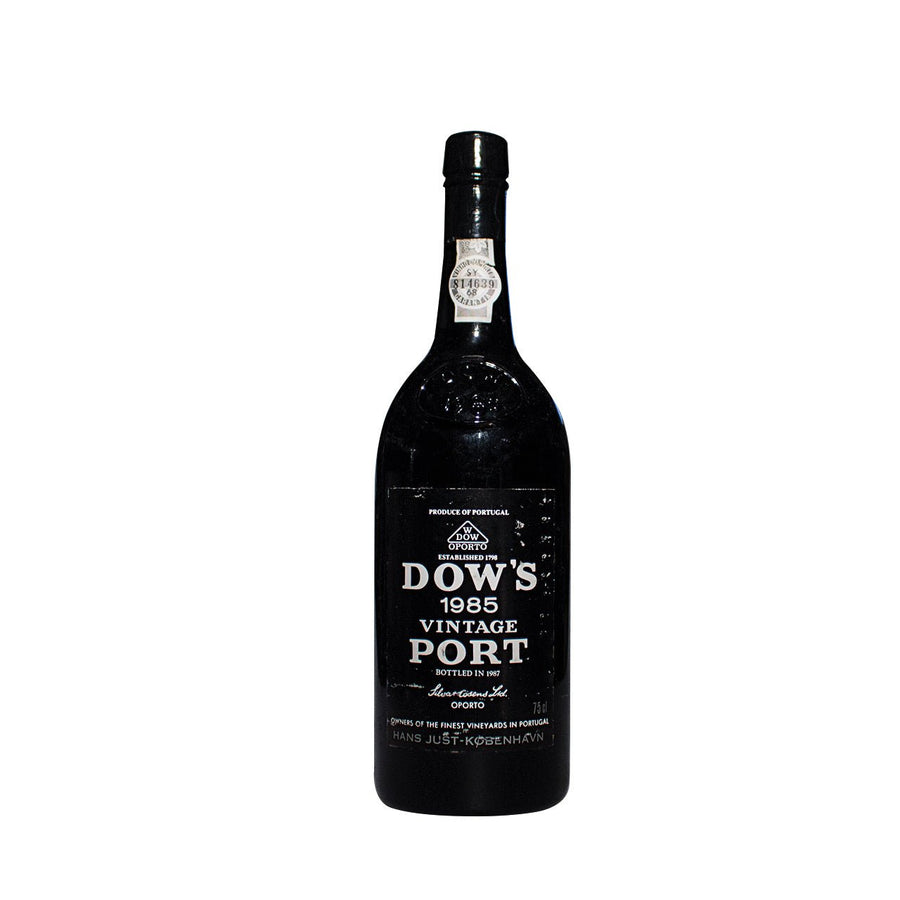 Eine Flasche Dow's Vintage 1985 0,75l Portwein vor weißem Hintergrund.