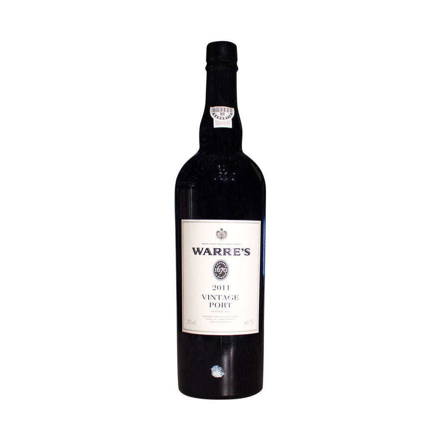Eine Flasche Warre's Vintage 2011 0,75l Portwein vor weißem Hintergrund.