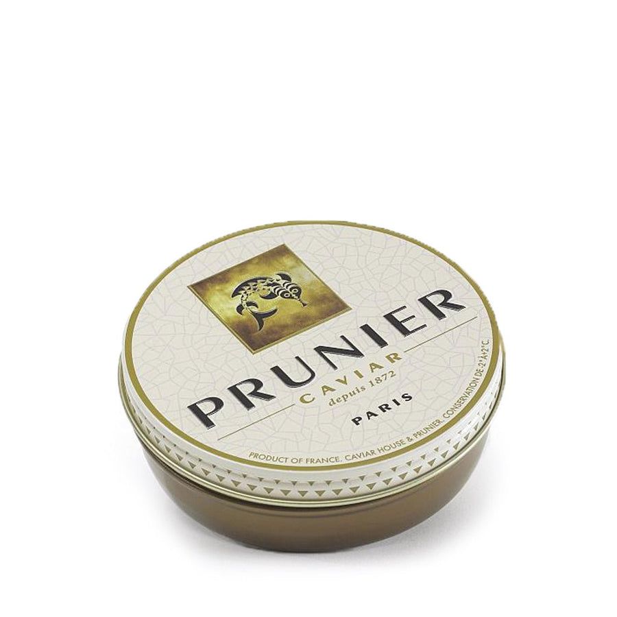 Eine Dose Prunier Kaviar von Caviar House Prunier mit geringerem Salzgehalt gegen einen weißen Hintergrund.