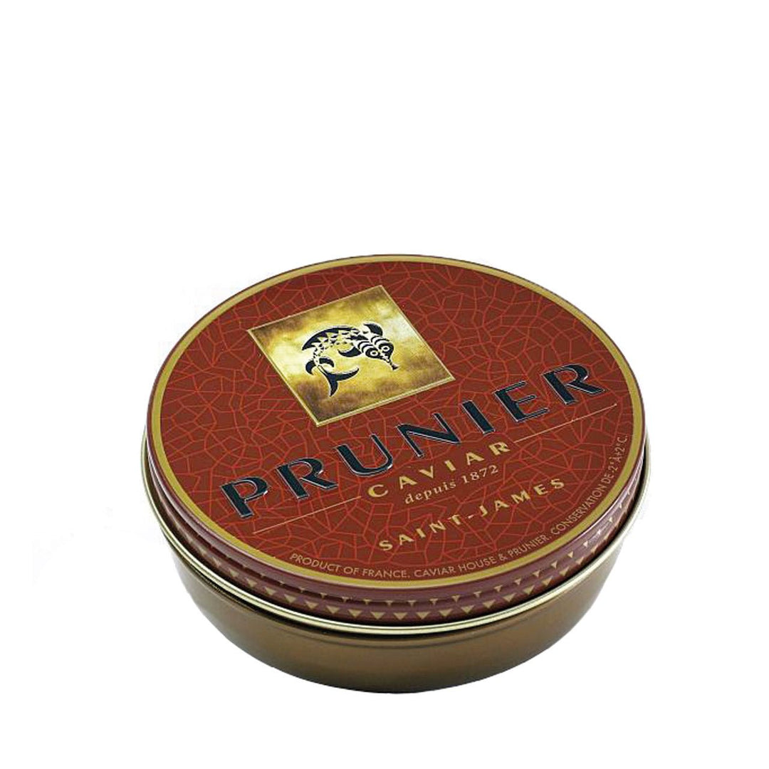 Eine runde Metalldose mit einem dekorativen rot-goldenen Etikett mit der Aufschrift „Caviar House Prunier“, was darauf hinweist, dass es sich um ein Produkt handelt, das Prunier Kaviar St. James enthält.