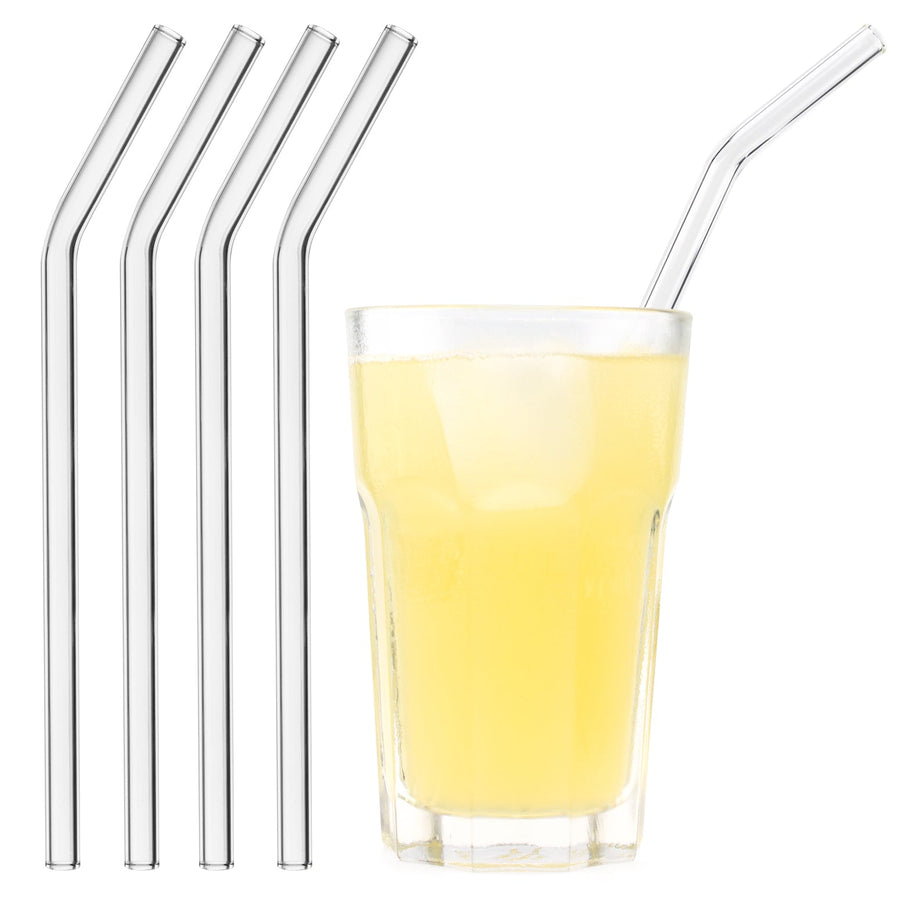 Fünf HALM-Glasstrohhalme in verschiedenen Winkeln neben einem mit einer gelben Flüssigkeit, möglicherweise Saft, gefüllten Glas, wobei einer der Strohhalme in das Getränk gesteckt wird.