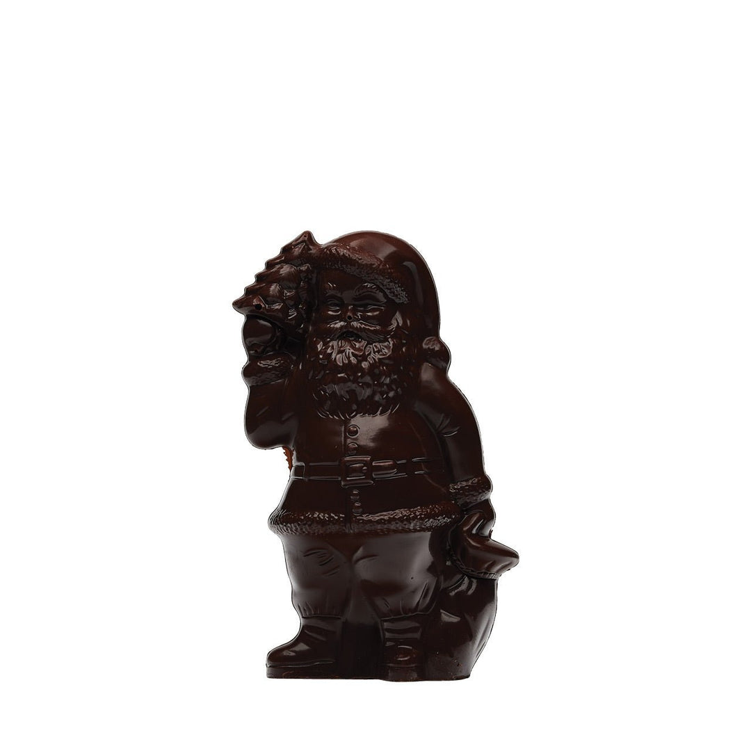 Eine Figur aus dunkler Schokolade von Kings Schokoladen-Weihnachtsmann in Form eines Weihnachtsmanns auf weißem Hintergrund, hergestellt von der Sylter Manufaktur.