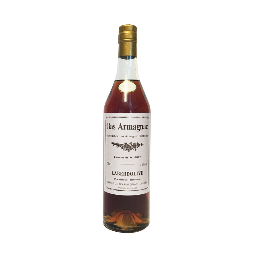 Eine Flasche Laberdolive Bas-Armagnac 1962 0,75 l Brandy mit einem Etikett mit der Aufschrift „Domaine de Jaurrey“ und dem Namen „Laberdolive“, das oben eine klare Flüssigkeit und unten eine dunkle, rotbraune Flüssigkeit mit sichtbarem Bodensatz zeigt .