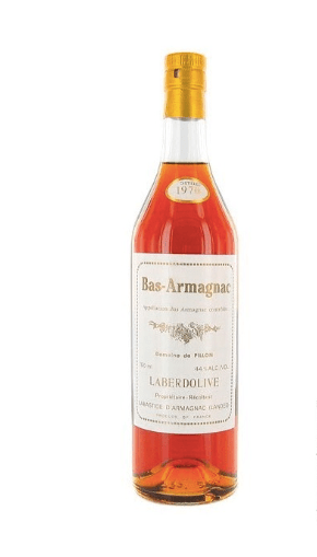 Eine Flasche Laberdolive Bas-Armagnac 1970 0,75 l Brandy isoliert auf weißem Hintergrund.