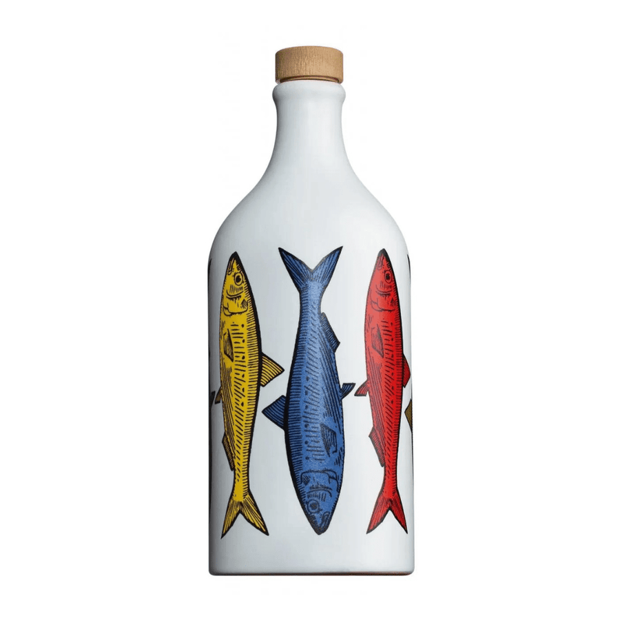 Eine Keramikflasche mit Korkverschluss, ideal für Muraglia Olivenöl in der Tonflasche *maritim - Sardine* extra vergine, mit einem Design aus drei bunten Fischen auf weißem Hintergrund.