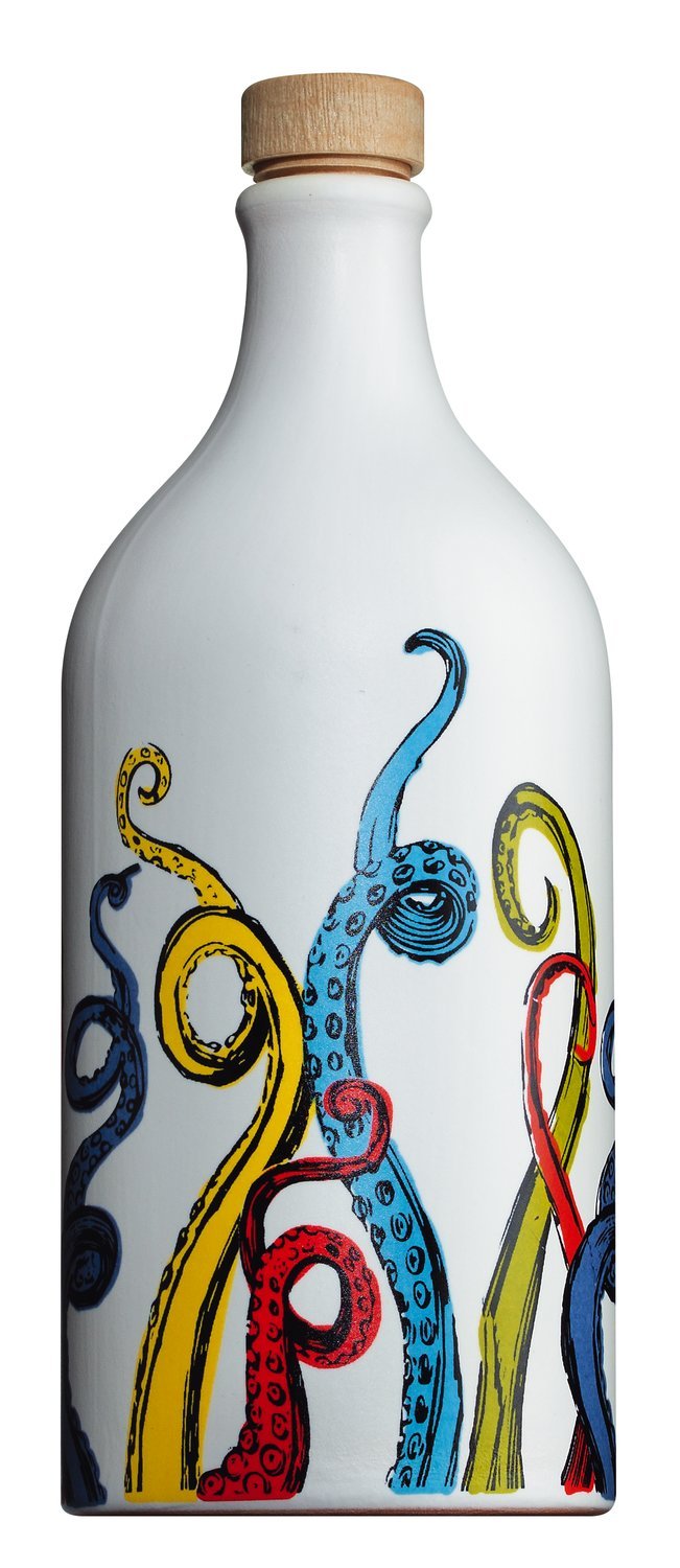 Eine Keramikflasche mit bunten Oktopus-Tentakel-Illustrationen auf weißem Hintergrund, entworfen für Muraglia Olivenöl in der Tonflasche *maritim - Tentakel* extra vergine.