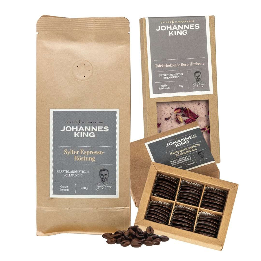 Beschreibung: Ein schokoladiges Kaffee-Set von der Sylter Manufaktur, inklusive einer Tüte Espresso-Röstung Geschenk für Espresso-Liebhaber.