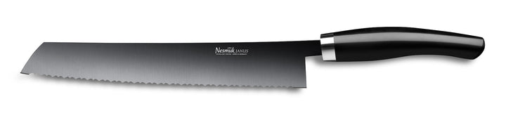 Ein gezacktes Nesmuk Janus Brotmesser 270 Küchenmesser mit schwarzem Griff auf weißem Hintergrund.
