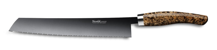 Ein Nesmuk Janus Brotmesser 270 mit gezahnter Edelstahlklinge und gemustertem Holzgriff ruht auf einem weißen Hintergrund.