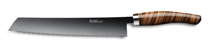 Satz mit ersetztem Produkt:
Ein Nesmuk Janus Brotmesser 270 mit gezackter Metallklinge und gestreiftem Holzgriff auf weißem Hintergrund.