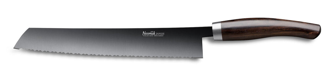 Ein Nesmuk Janus Brotmesser 270 gezahntes Messer mit Holzgriff isoliert auf weißem Hintergrund.