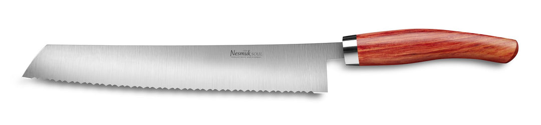 Ein gezahntes Nesmuk Soul Brotmesser 270 mit Holzgriff auf weißem Hintergrund.