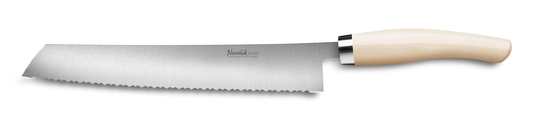 Ein Nesmuk Soul Brotmesser 270 mit einer Klinge aus rostfreiem Stahl und einem elfenbeinfarbenen Griff.