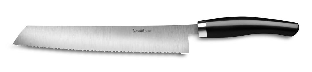 Ein Nesmuk Soul Brotmesser 270 mit gezackter Klinge und schwarzem Griff auf weißem Hintergrund.