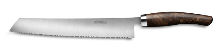 Ein Nesmuk Soul Brotmesser 270 mit einer Klinge aus rostfreiem Stahl und einem Holzgriff auf weißem Hintergrund.