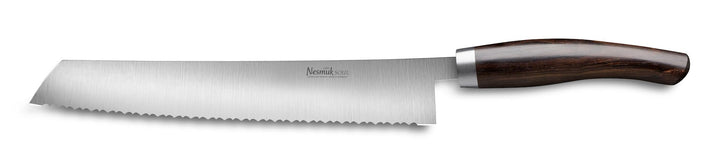 Ein gezacktes Nesmuk Soul Brotmesser 270 mit einem Holzgriff, isoliert auf einem weißen Hintergrund.
