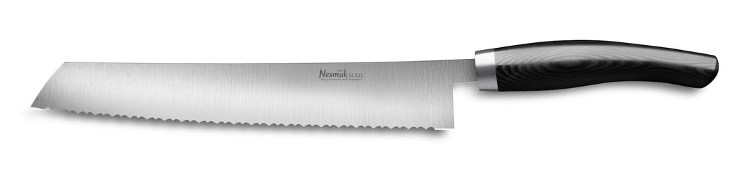 Ein Nesmuk Soul Brotmesser 270 Edelstahl-Brotmesser mit Wellenschliff und schwarz-grau laminiertem Griff, isoliert auf weißem Hintergrund.