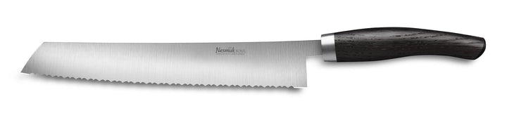Ein hochwertiges Nesmuk Soul Brotmesser 270 mit dunklem Holzgriff, isoliert auf weißem Hintergrund.