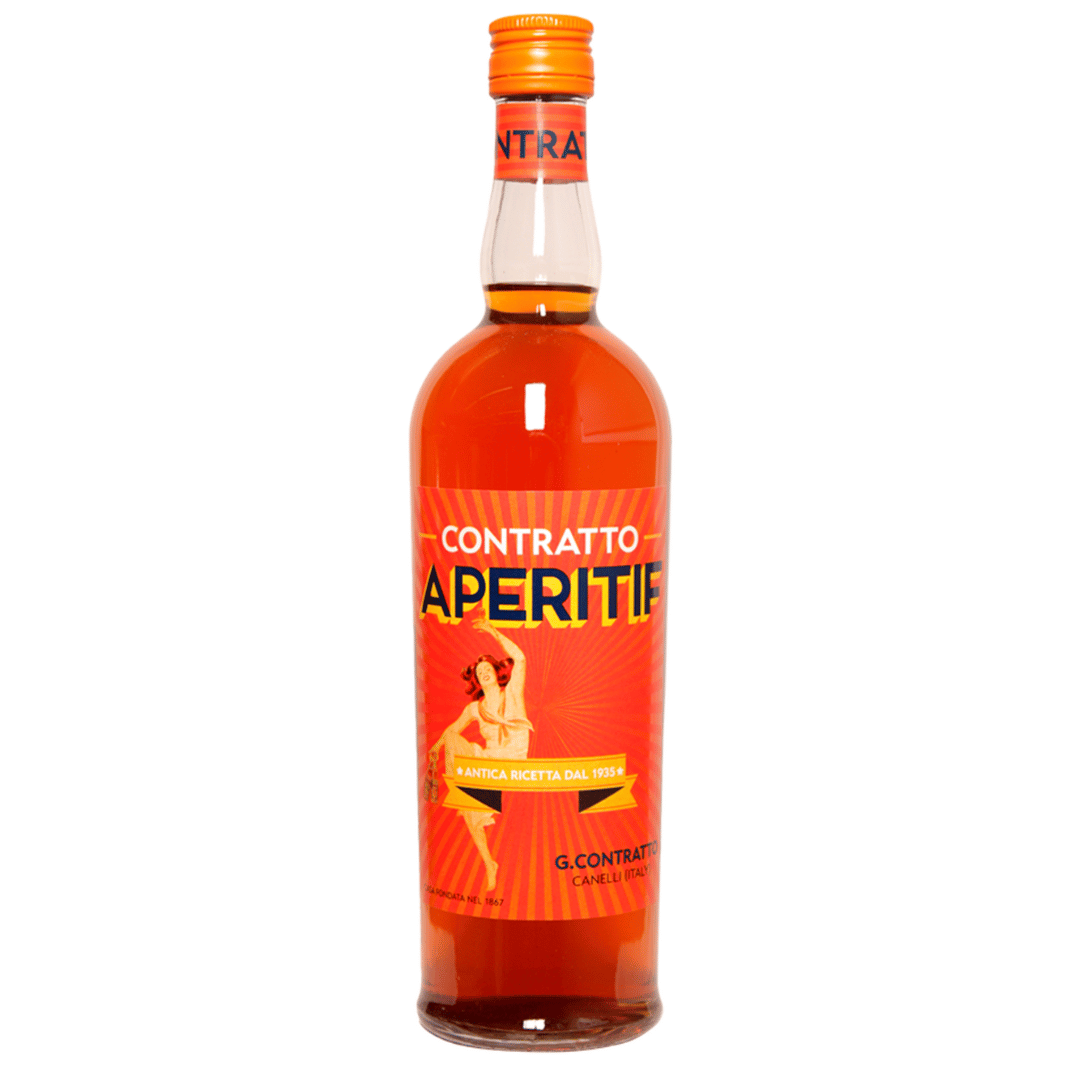 Eine Flasche Contratto APERITIF, eine begehrte Aperol-Alternative, mit einem roten Etikett mit Grafiken und Text im Vintage-Stil, der darauf hinweist, dass es sich um einen Aperitif mit Rezept handelt.
