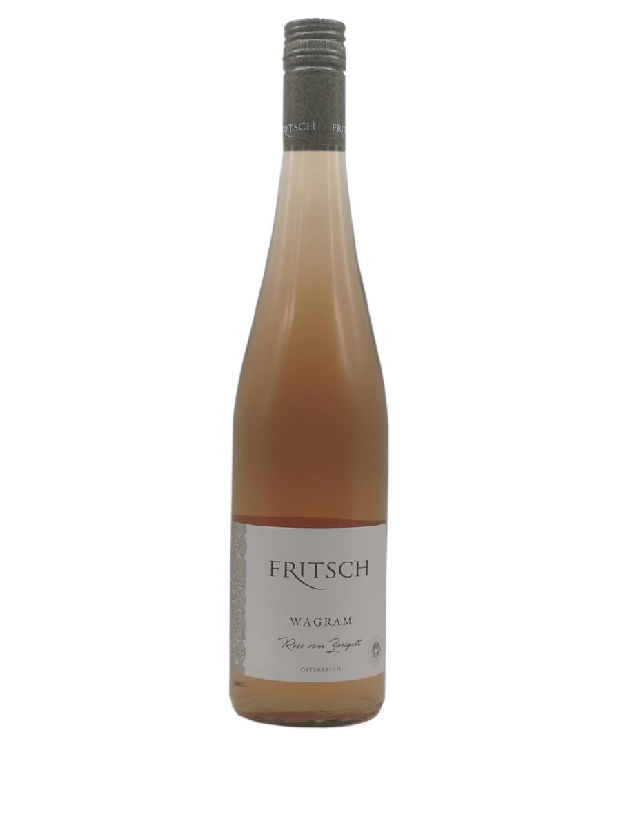 Eine Flasche Fritsch Rosé Wagram 2023 vor weißem Hintergrund. Das Etikett ist schlicht gehalten und trägt den Namen des Weinguts und die Weinsorte, die als „erfrischender“ beschrieben wird.