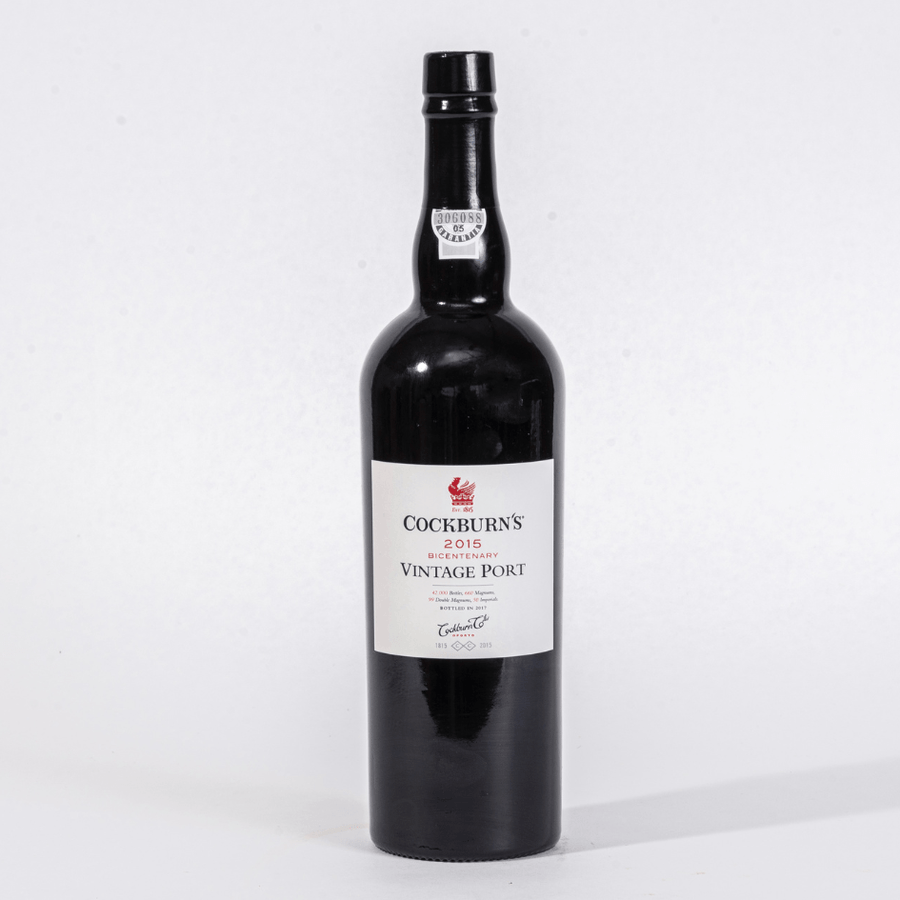 Eine Flasche Cockburn's Vintage 2015 0,75l Portwein vor einem weißen Hintergrund.