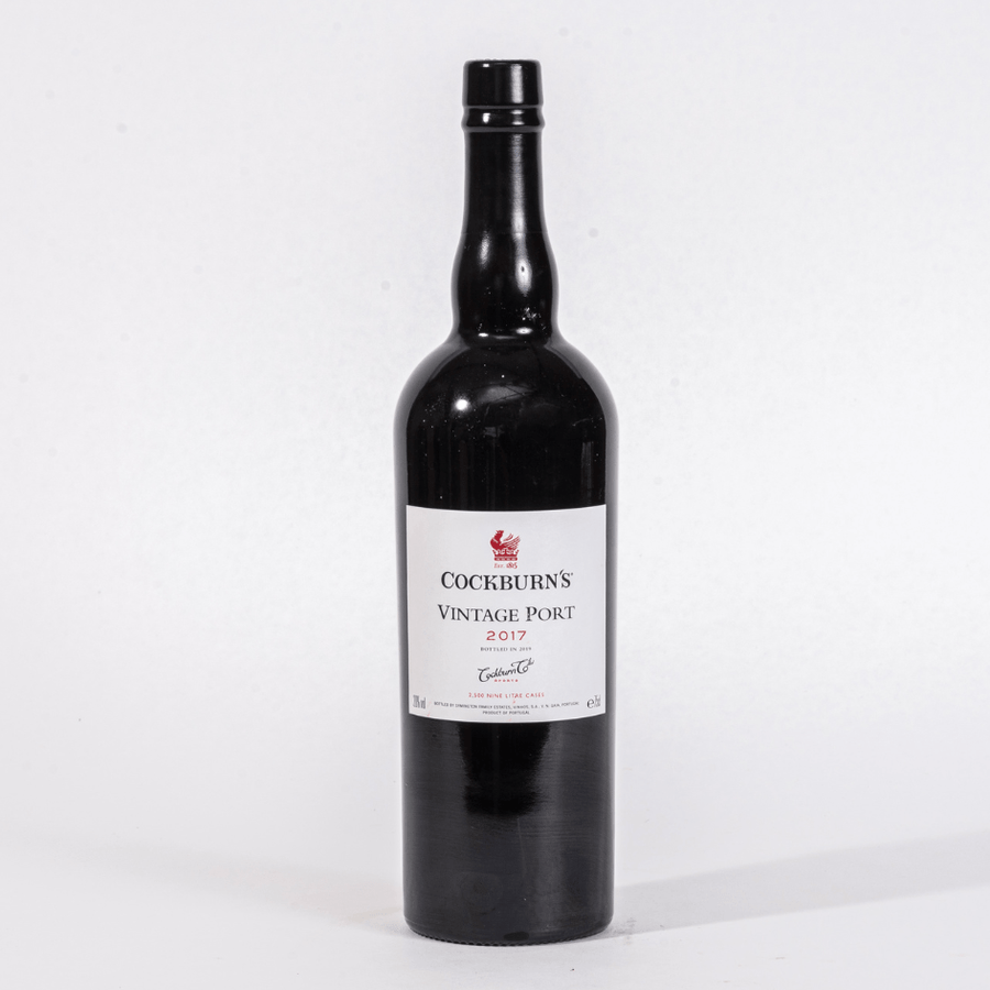 Eine Flasche Cockburn's Vintage 2017 0,75l steht vor einem weißen Hintergrund.