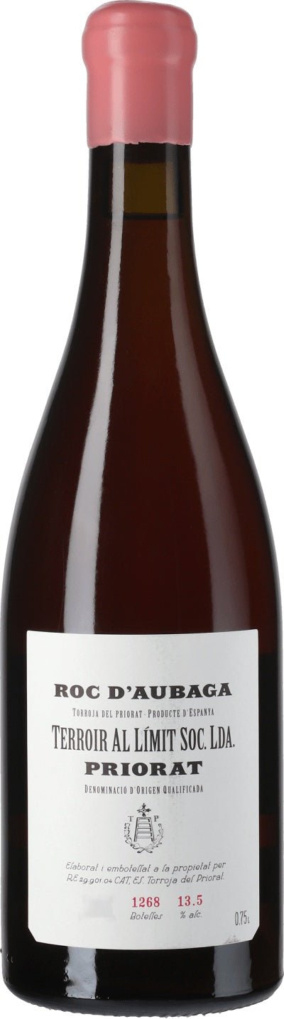 Eine Flasche Terroir al Limit Roc d´Aubaga Rosato 2017 Rotwein mit einem rosafarbenen Siegel, auf dem das Etikett zu sehen ist, das darauf hinweist, dass es sich um ein Produkt von Terroir al Limit handelt.