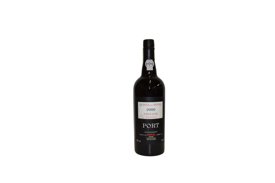 Eine Flasche Quinta do Noval Vintage 2000 0,75l Portwein aus dem Jahr 2000 vor weißem Hintergrund.