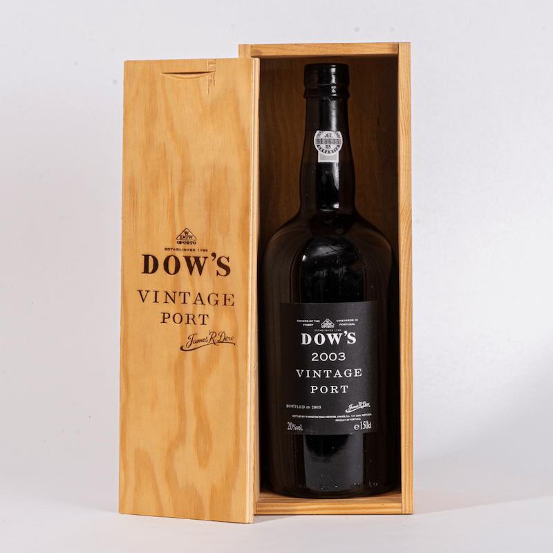 Eine Flasche Dow's Vintage 2003 0,75l Portwein, präsentiert in einer Holzkiste.
