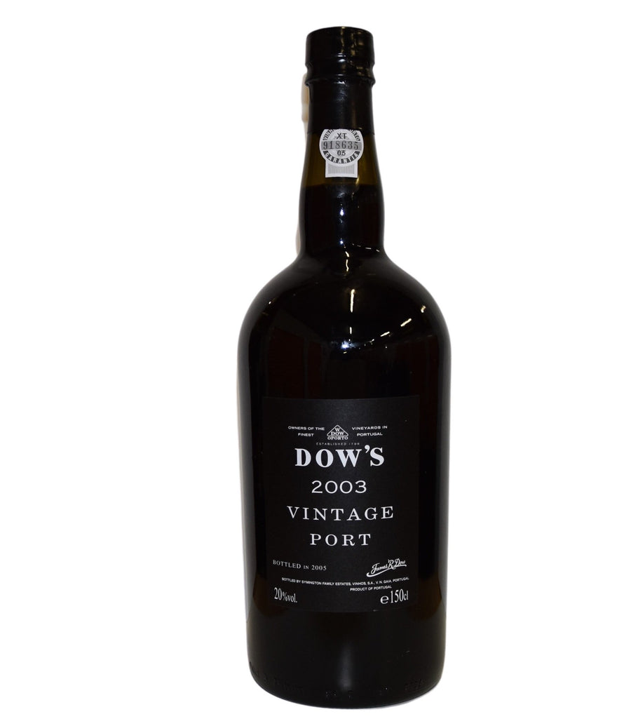 Eine Flasche Dow's Magnum Vintage 2003 1,5l vor weißem Hintergrund.