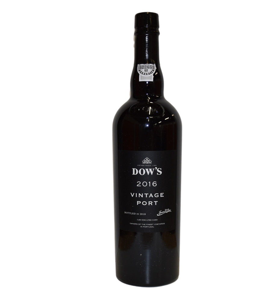 Eine Flasche Dow's Vintage 2016 0,75l Portwein vor weißem Hintergrund.