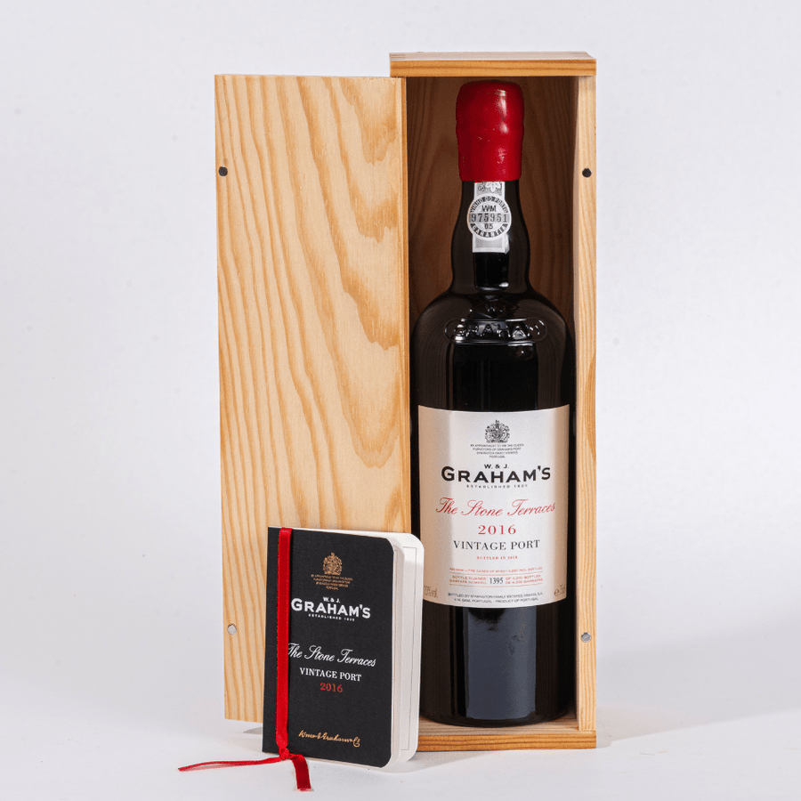 Eine Flasche Graham's Vintage 2016 0,75l Port, verpackt in einer Holzkiste, begleitet von einem kleinen roten Büchlein.