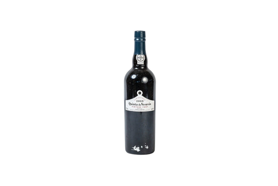 Eine Flasche Quinta do Vesuvio Vintage 2009 3l feiner Rotwein, isoliert auf weißem Hintergrund.