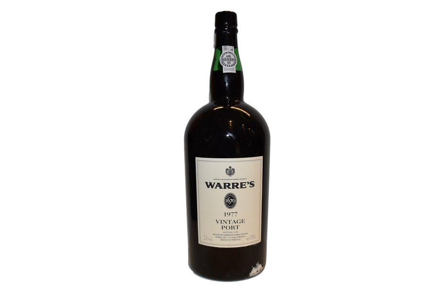 Eine Flasche Warre's Magnum Vintage 1977 1,5l Portwein vor weißem Hintergrund.