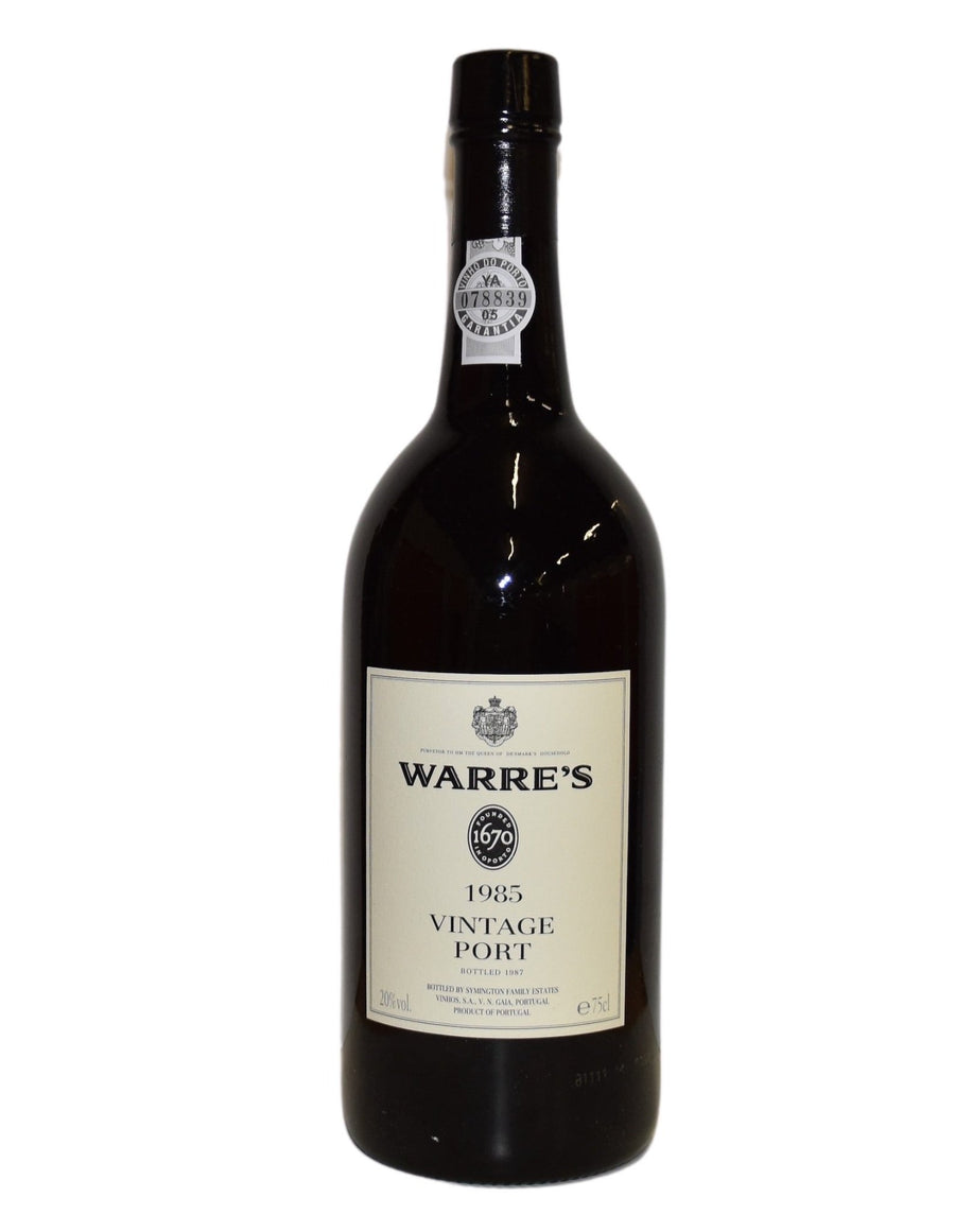 Eine Flasche Warre's Vintage 1985 0,75l Portwein vor weißem Hintergrund.
