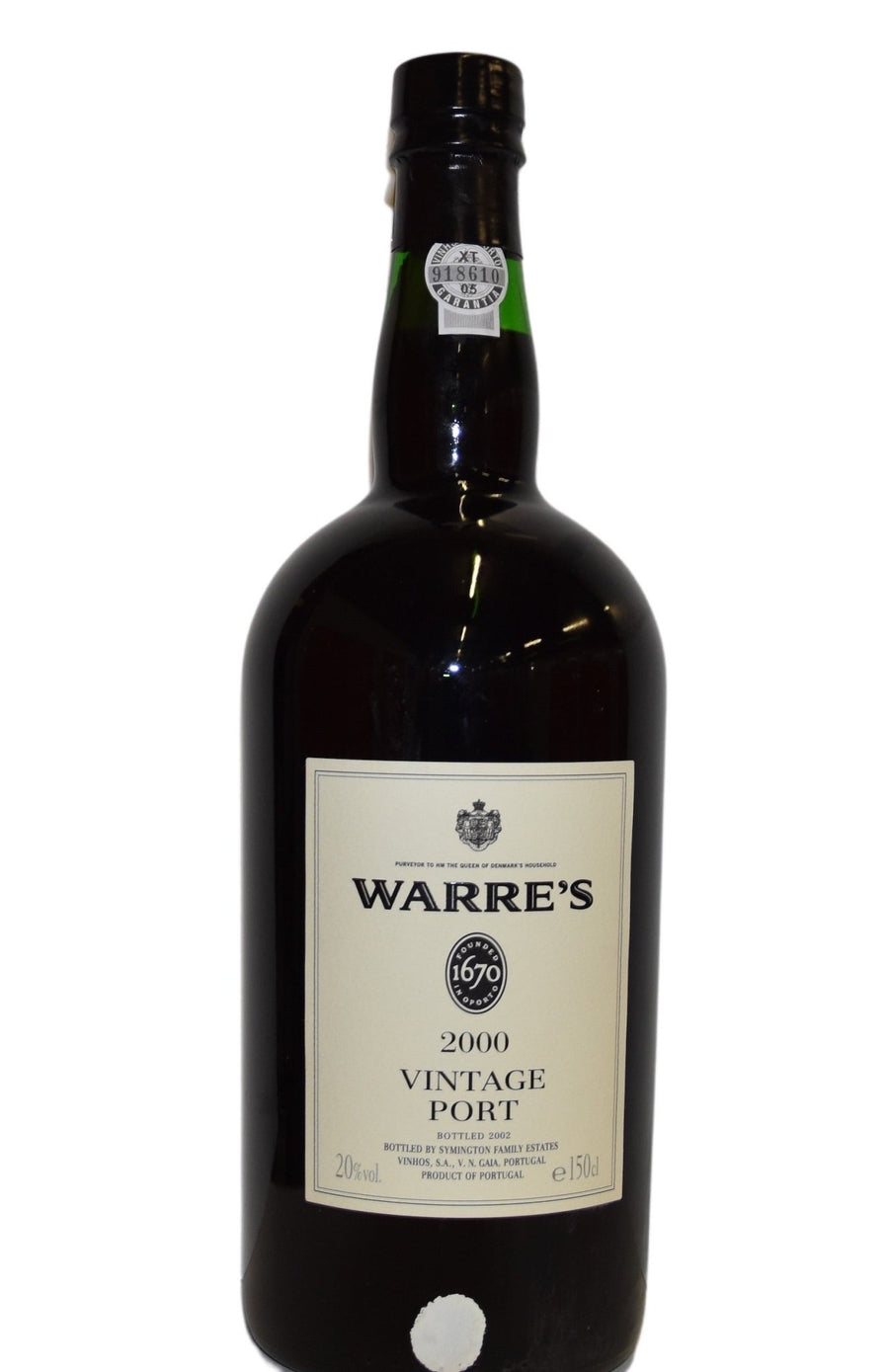 Eine Flasche Warre's Magnum Vintage 2000 1,5 l Portwein mit weißem Etikett, ausgestellt vor einem weißen Hintergrund.