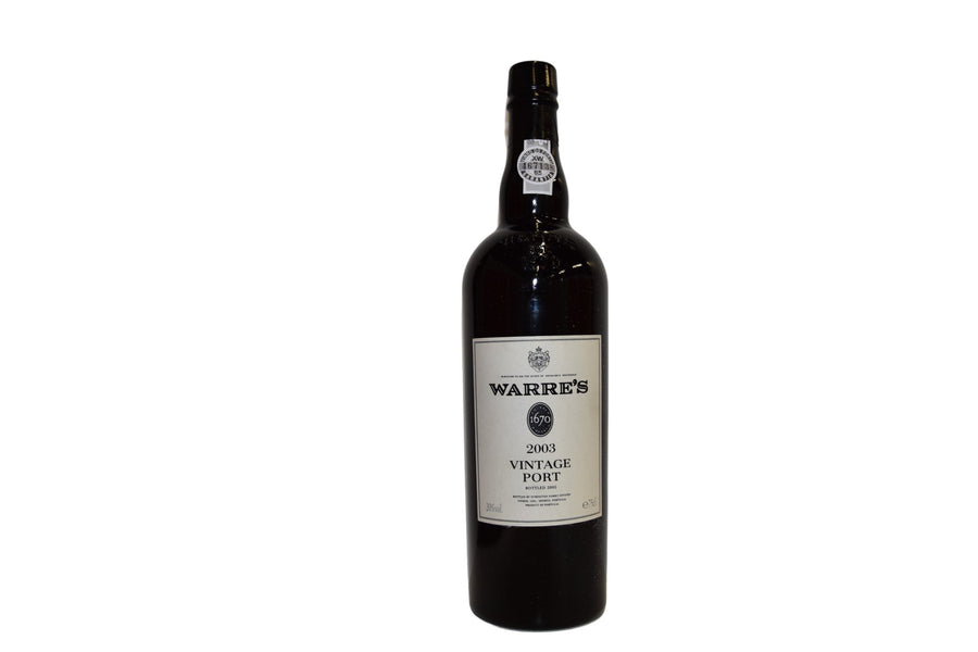 Eine Flasche Warre's Vintage 2003 0,75l Portwein vor weißem Hintergrund.