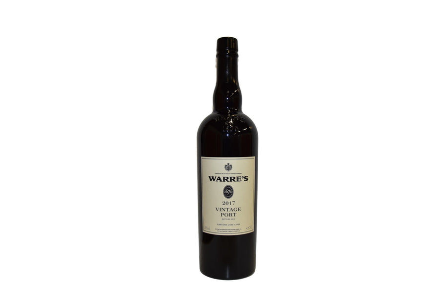 Eine Flasche Warre's Vintage 2017 0,75l Portwein vor weißem Hintergrund.