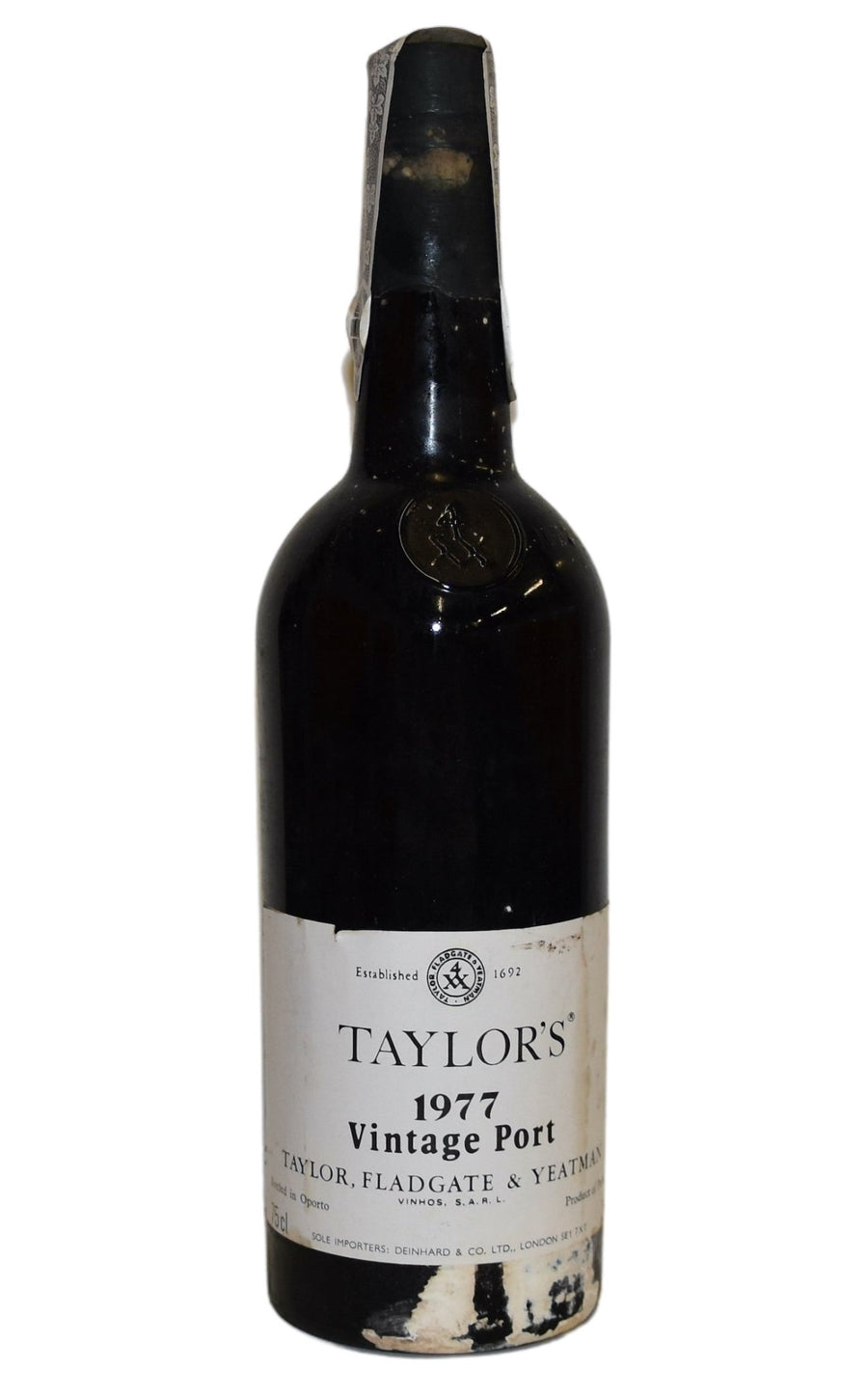 Eine Flasche Taylor's Vintage 1967 Portwein mit Alters- und Gebrauchsspuren auf dem Etikett und der Flasche.