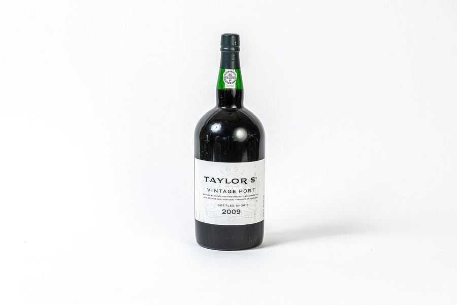 Eine Flasche Taylor's Vintage 2009 0,75l Portwein steht vor einem weißen Hintergrund.