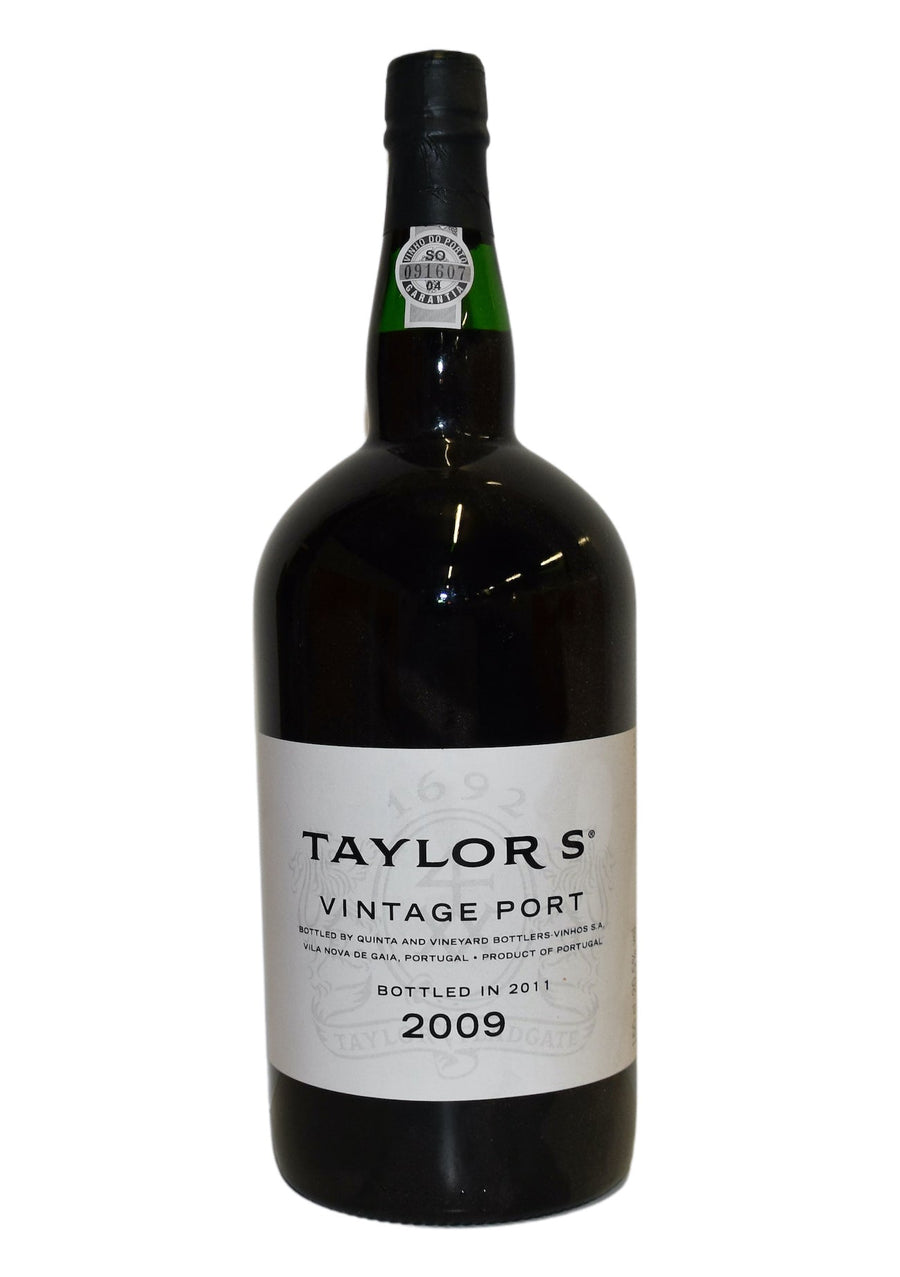 Eine Flasche Taylor's Vintage 2009 1,5l vor weißem Hintergrund.