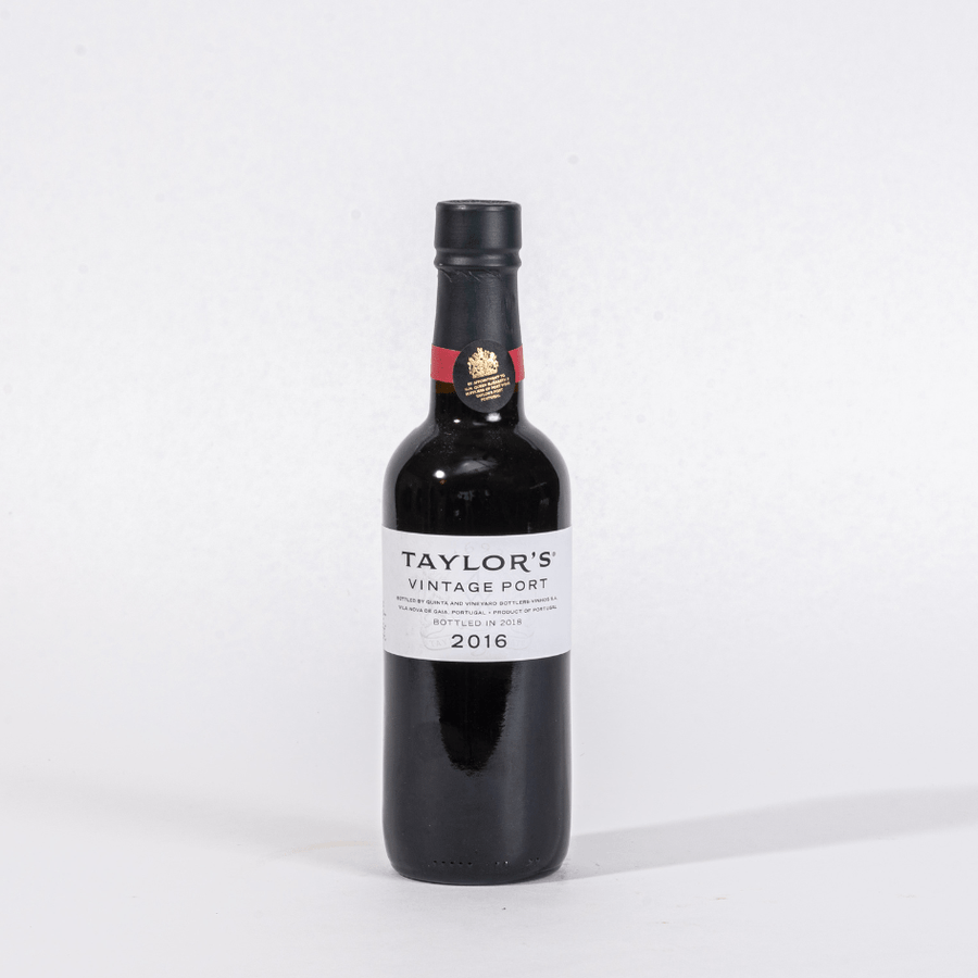 Eine Flasche Taylor’s Vintage 2016 0,375 l Portwein steht vor einem neutralen Hintergrund.